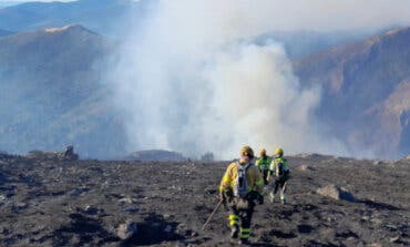 Varios medios aéreos y terrestres trabajan en un incendio forestal en Guadalajara que sigue sin control