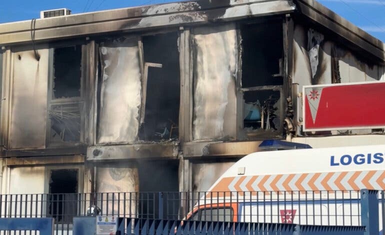 Un incendio en la sede de Protección Civil de Rivas obliga a desalojar un colegio de educación especial