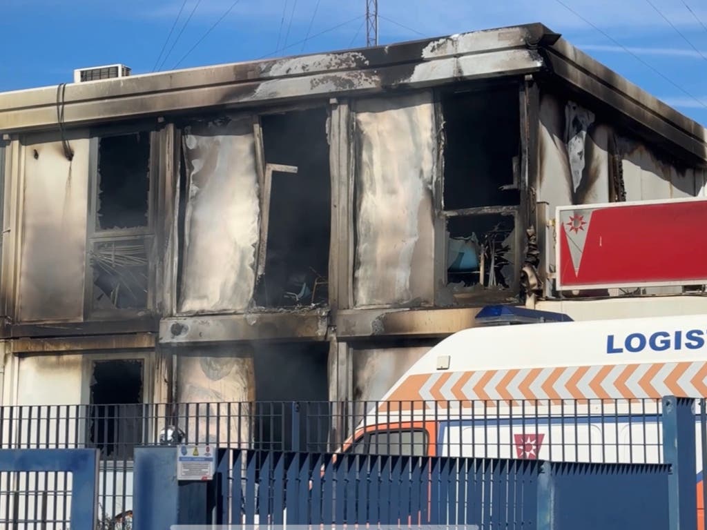 Un incendio en la sede de Protección Civil de Rivas obliga a desalojar un colegio de educación especial