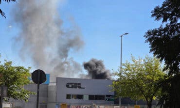 Un incendio en una nave de Torrejón provoca una gran humareda y deja cinco intoxicados