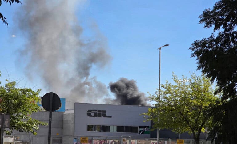 Un incendio en una nave de Torrejón provoca una gran humareda y deja cinco intoxicados
