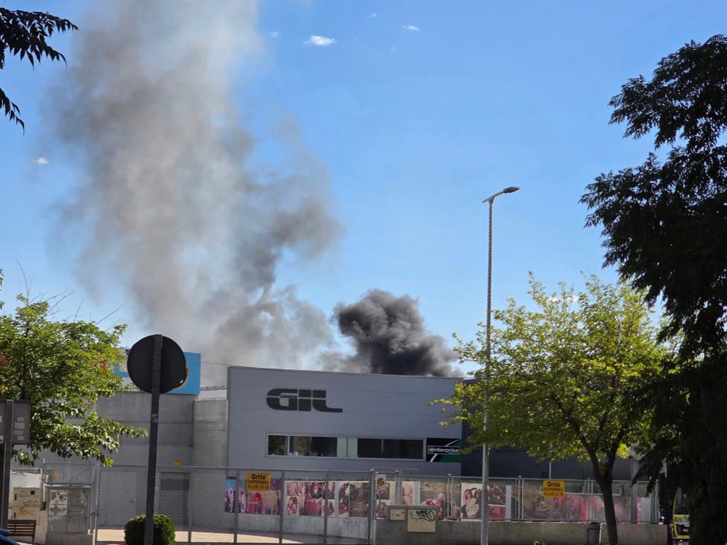 Un incendio en una nave de Torrejón provoca una gran humareda y deja cinco intoxicados