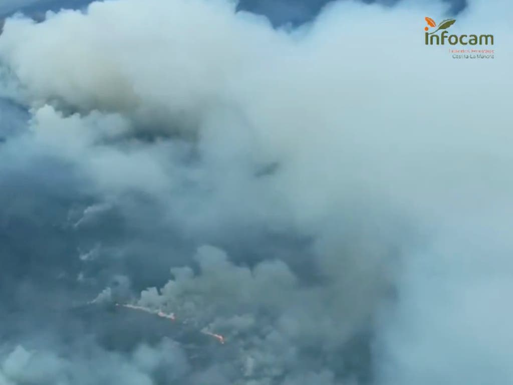 El incendio de la Sierra Norte de Guadalajara salta a Segovia tras arrasar 2.800 hectáreas entre críticas por mala gestión