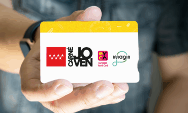 Ayuso baja a 12 años la edad para acceder gratis al Carné Joven en Madrid desde 2026