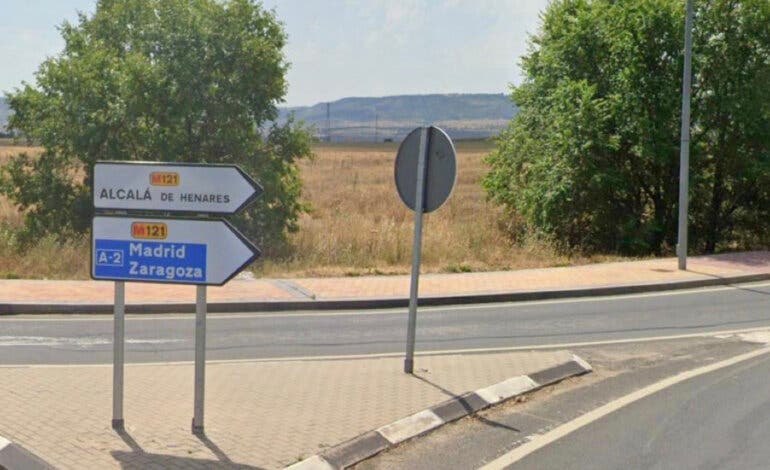 Ayuso anuncia el desdoblamiento de la carretera M-121 que une Meco y Alcalá