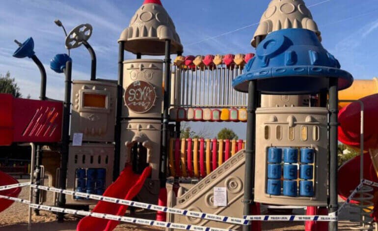 Precintan un parque infantil en Paracuellos tras pegar fuego a un tobogán