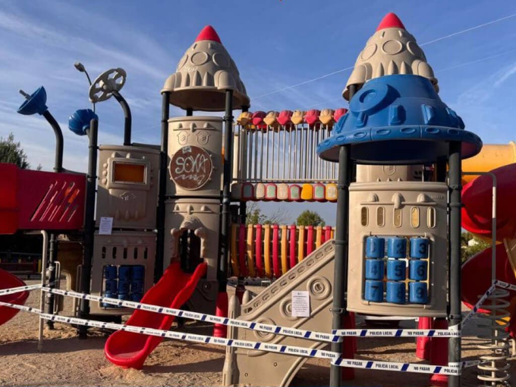 Precintan un parque infantil en Paracuellos tras pegar fuego a un tobogán