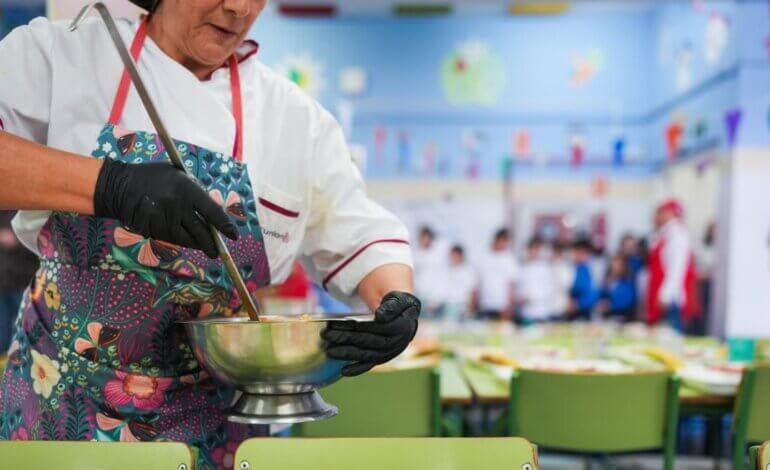 Más de 119.000 alumnos madrileños tendrán beca de comedor este curso
