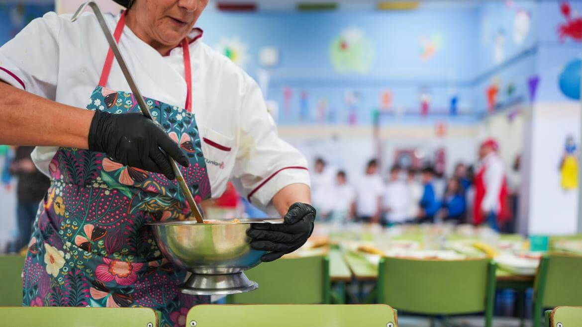 Más de 119.000 alumnos madrileños tendrán beca de comedor este curso
