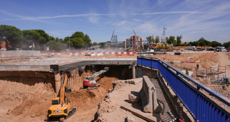 Obras del soterramiento de la A-5 en Madrid con maquinaria pesada