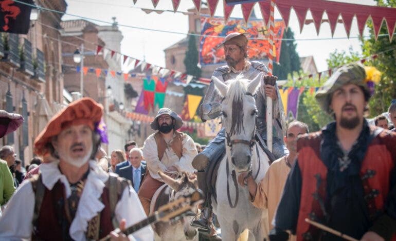 El Mercado Cervantino de Alcalá de Henares vive su gran fin de semana con más de 400 puestos y 300 actividades