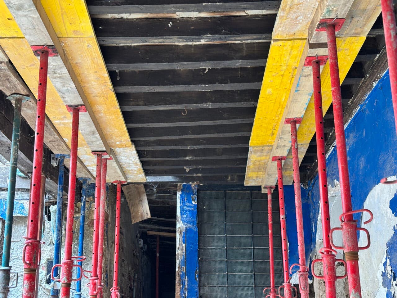 Interior de la Casa Palacio en proceso de restauración con andamios rojos