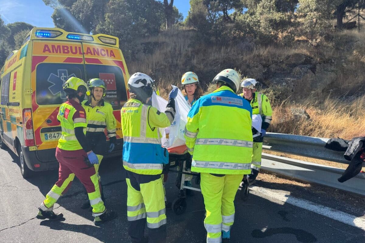 Dos jóvenes heridos graves tras salirse de la vía con una moto en Robledo de Chavela