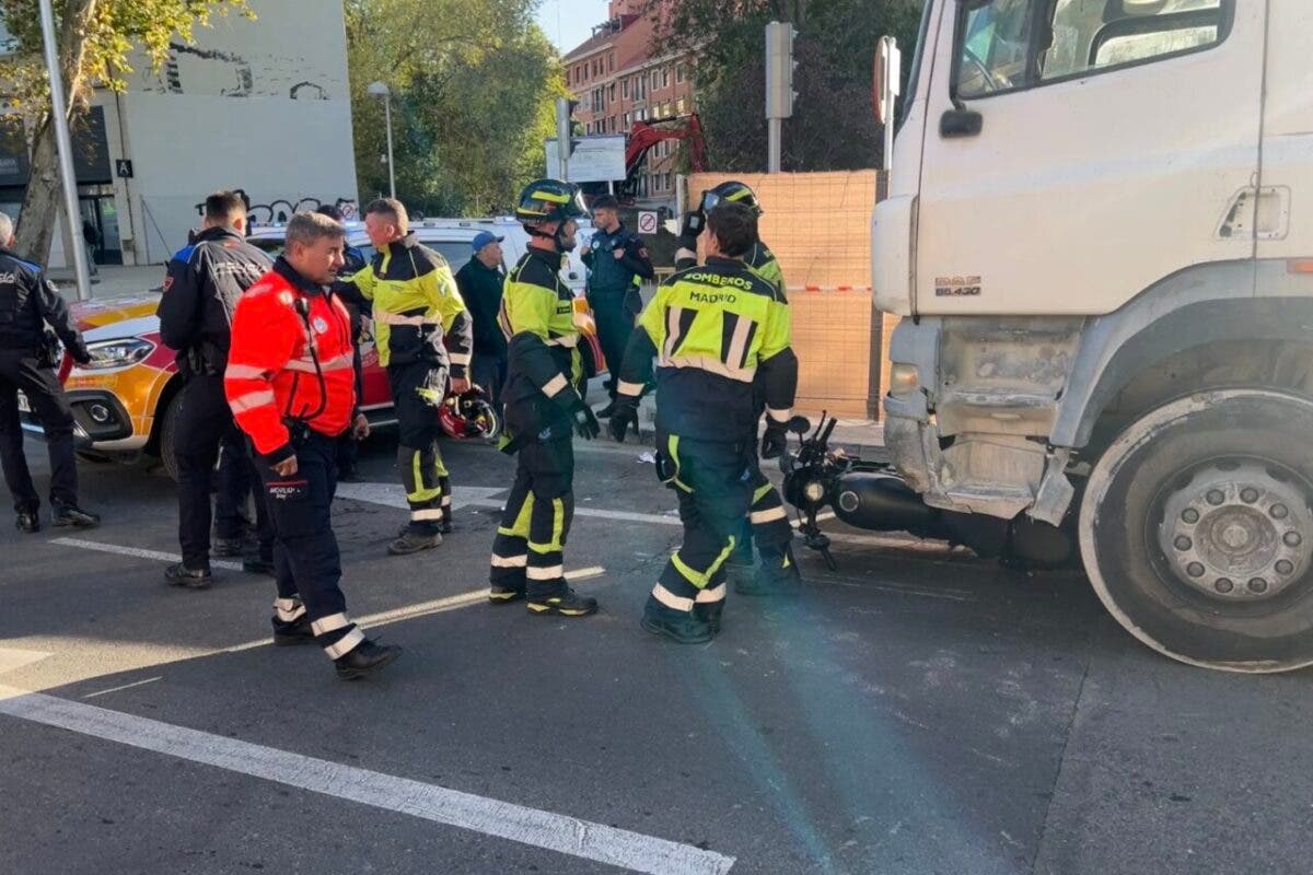 Herida grave una motorista tras chocar con un camión en Madrid