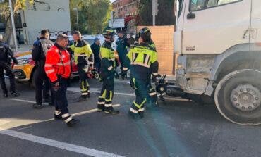Herida grave una motorista tras chocar con un camión en Madrid