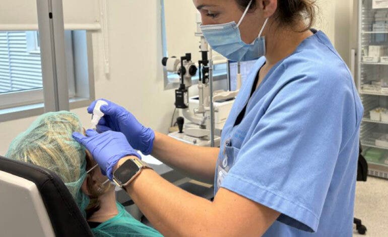 Una enfermera del hospital de Coslada recibe un premio nacional por un estudio sobre hemorragia macular