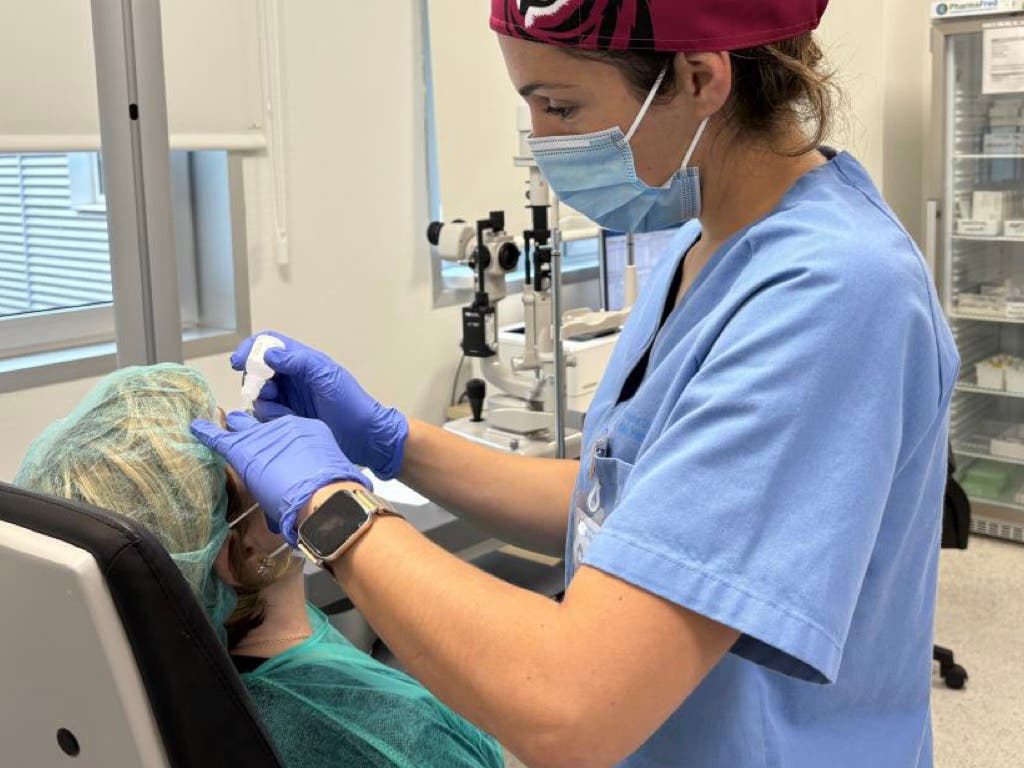 Una enfermera del hospital de Coslada recibe un premio nacional por un estudio sobre hemorragia macular
