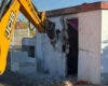 Torrejón derriba la caseta okupada de un antiguo centro de transformación eléctrica en la calle Solana