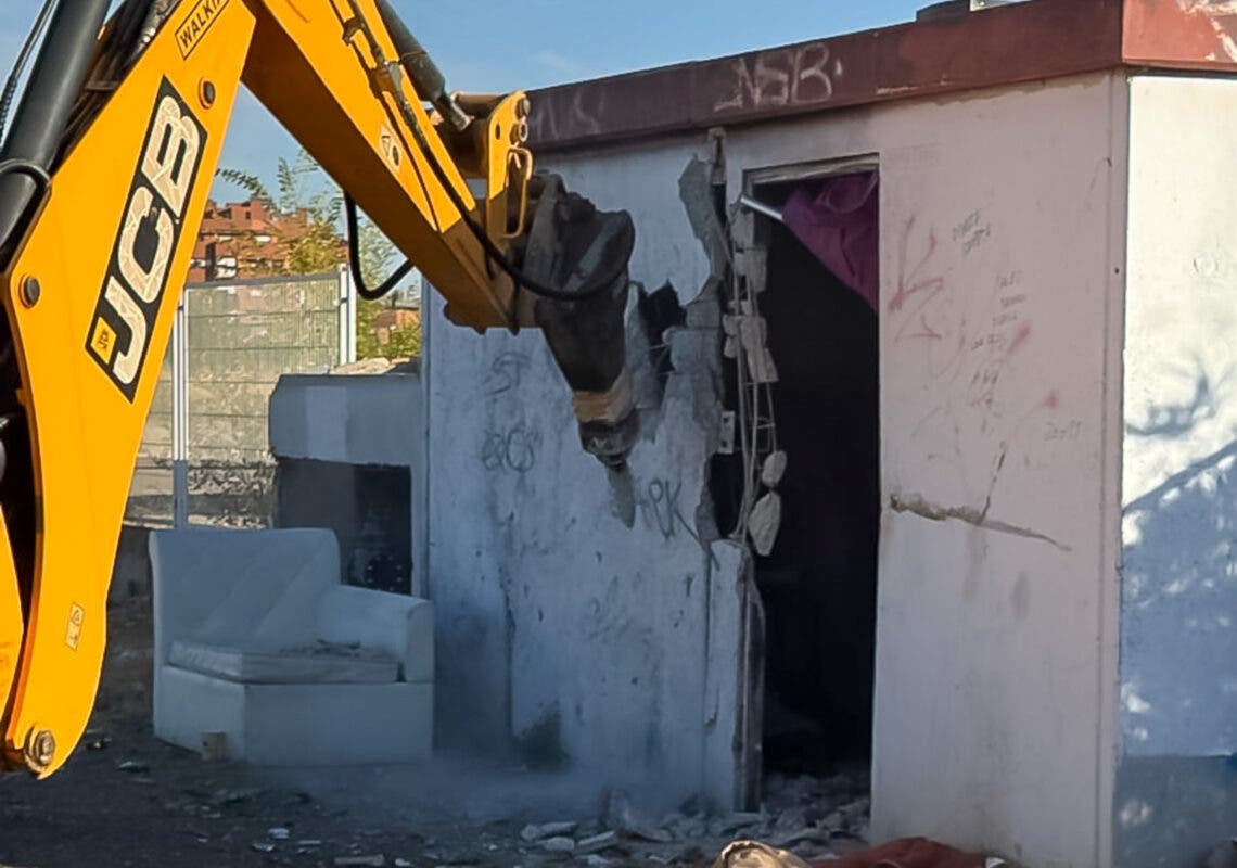 Torrejón derriba la caseta okupada de un antiguo centro de transformación eléctrica en la calle Solana