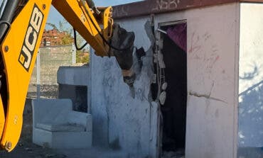 Torrejón derriba la caseta okupada de un antiguo centro de transformación eléctrica en la calle Solana