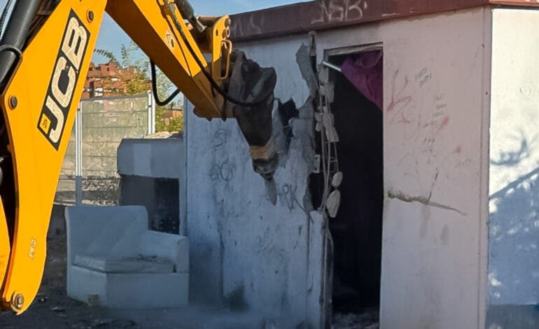 Torrejón derriba la caseta okupada de un antiguo centro de transformación eléctrica en la calle Solana