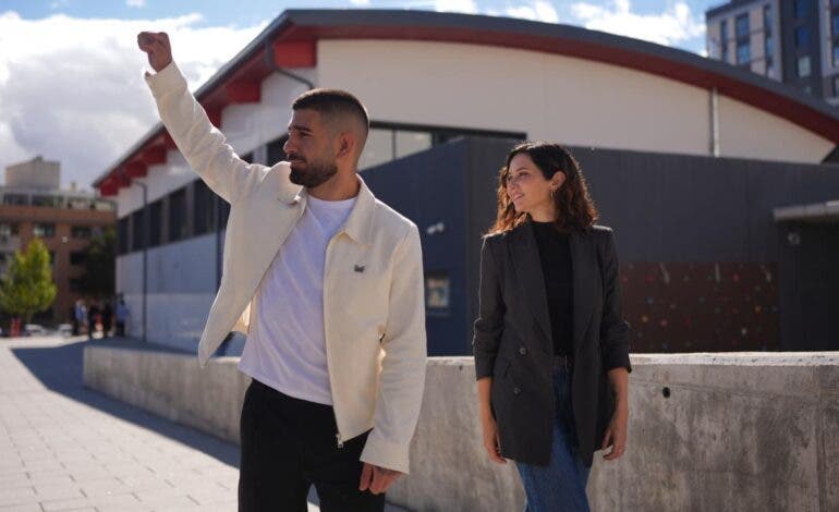 Ayuso e Ilia Topuria se alían contra las drogas y el acoso escolar entre los jóvenes