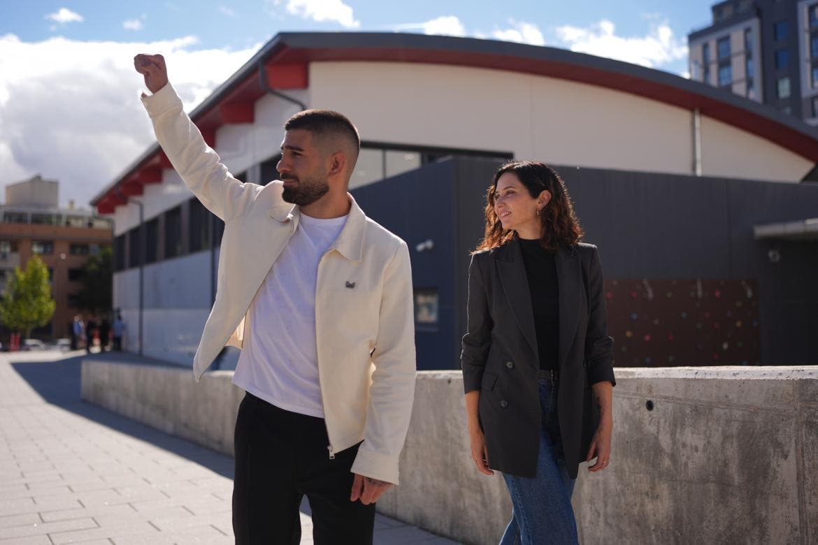 Ayuso e Ilia Topuria se alían contra las drogas y el acoso escolar entre los jóvenes