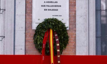 Madrid recuerda a las víctimas del COVID-19 con la tradicional corona de laurel en Sol