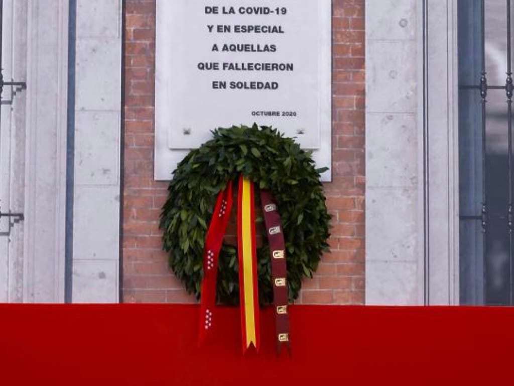 Madrid recuerda a las víctimas del COVID-19 con la tradicional corona de laurel en Sol