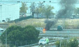 Un coche sale ardiendo en la A-2 en Alcalá de Henares sin causar heridos