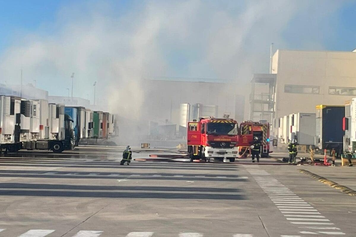 Controlado un incendio junto a la nave de Amazon en San Fernando de Henares