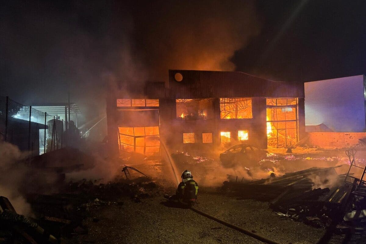 Controlado un incendio en una nave industrial de 1.000 m² en Griñón