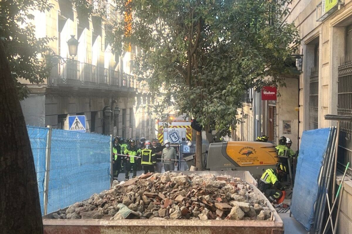 Cuatro personas siguen desaparecidas tras el derrumbe en Madrid y buscan con perros entre los escombros