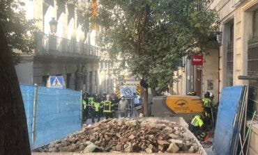 Cuatro personas siguen desaparecidas tras el derrumbe en Madrid y buscan con perros entre los escombros