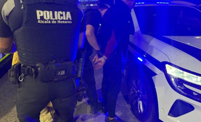 Detenidos en Alcalá de Henares tras robar el bolso a una mujer y tirarla al suelo