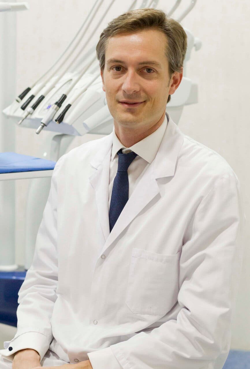 Dr. Antonio López-Davis en consulta odontológica en Quirónsalud