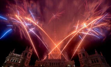 Fuegos artificiales con música latina en Madrid para despedir el Día de la Fiesta Nacional