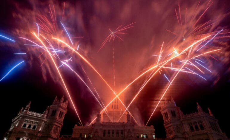 Fuegos artificiales con música latina en Madrid para despedir el Día de la Fiesta Nacional