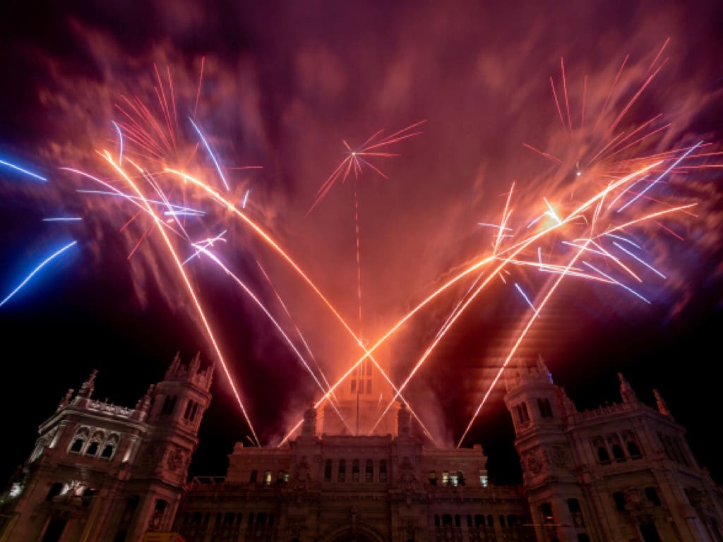 Fuegos artificiales con música latina en Madrid para despedir el Día de la Fiesta Nacional