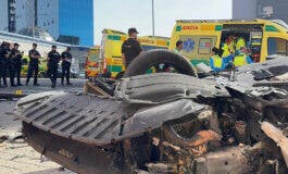 Tres heridos graves al volcar un coche tras una persecución policial en Fuenlabrada
