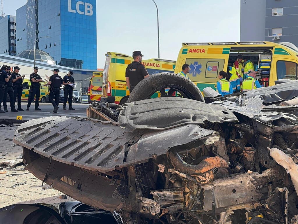 Tres heridos graves al volcar un coche tras una persecución policial en Fuenlabrada
