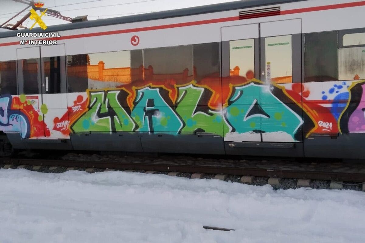 Detenido en Madrid un grafitero que paraba trenes de Cercanías para pintarlos