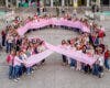 Un gran lazo humano rosa en Torrejón contra el cáncer de mama