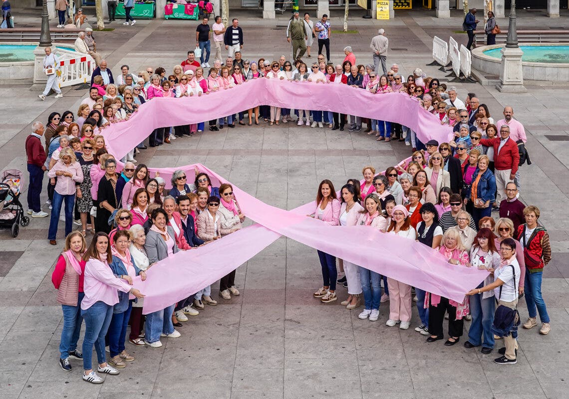 Un gran lazo humano rosa en Torrejón contra el cáncer de mama
