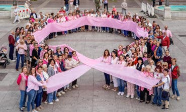 Un gran lazo humano rosa en Torrejón contra el cáncer de mama