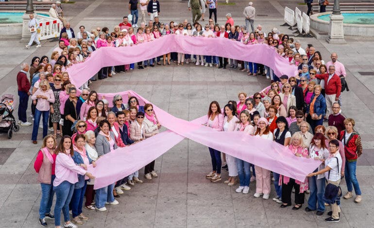 Un gran lazo humano rosa en Torrejón contra el cáncer de mama