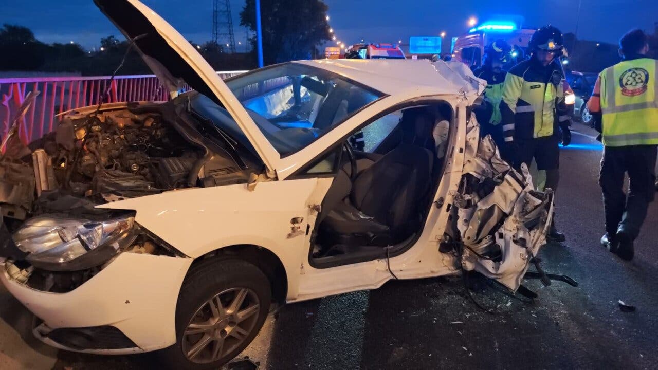 Vehículo blanco dañado en un accidente múltiple en la M-45