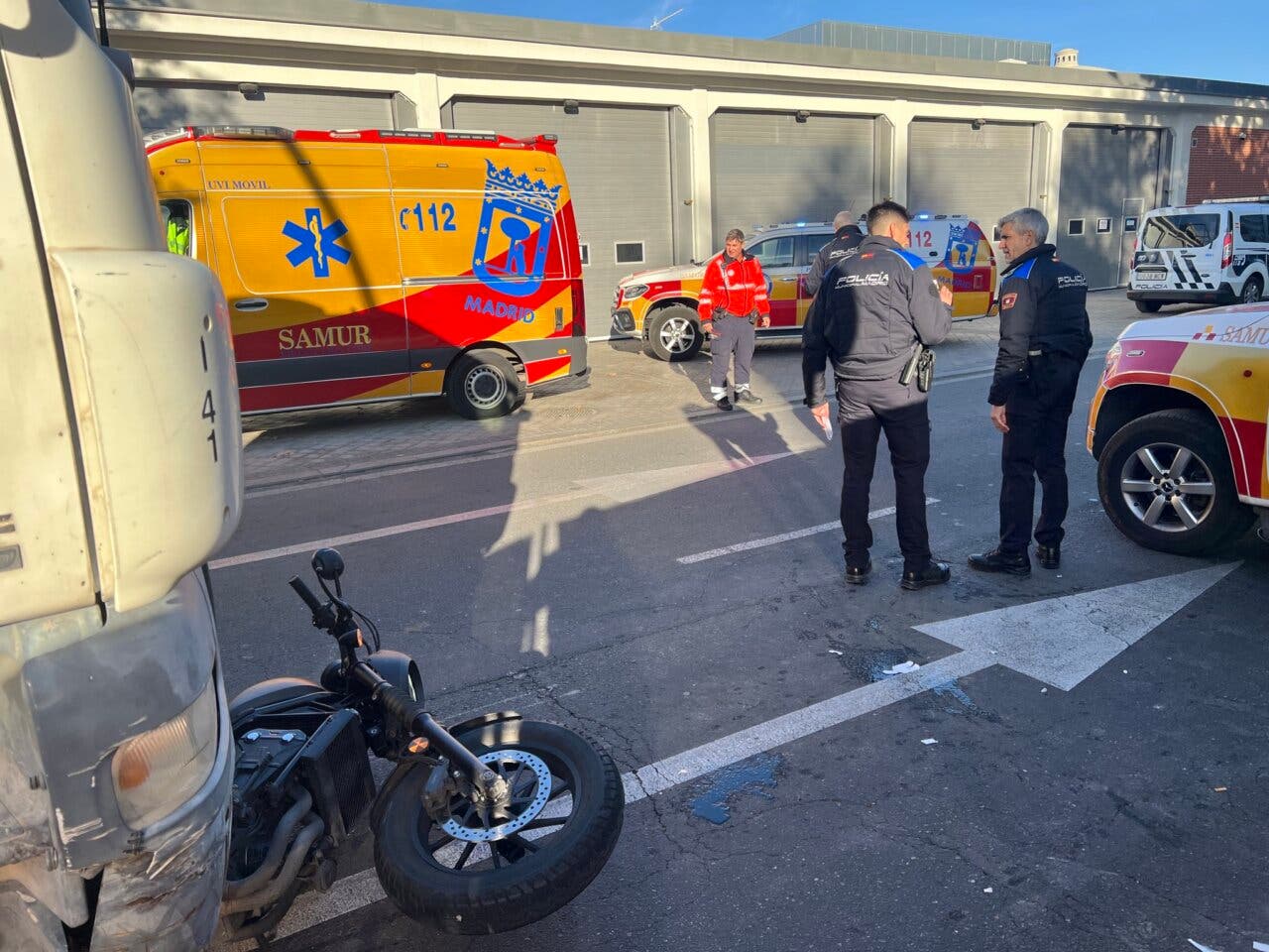 Accidente de motocicleta en Madrid con ambulancia y policía presentes