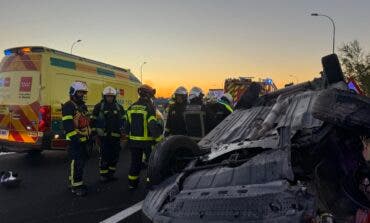 Herido grave un hombre de 61 años tras volcar su coche en la A-4 en Aranjuez