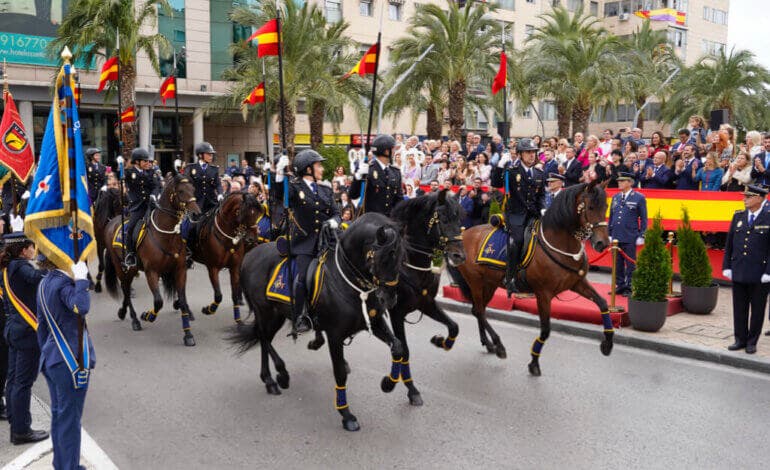 Las infantas Elena y Cristina, invitadas de honor al Homenaje a la Bandera de Torrejón
